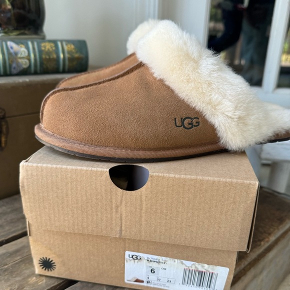 NIB UGG Chestnut Scuffette II Slippers - Picture 8 of 11
